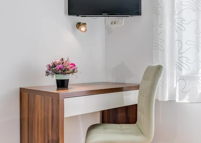 Lady, Cute In Quiet Area Apartment Split