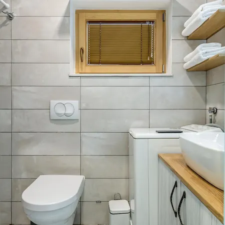 Lady Apartment Split