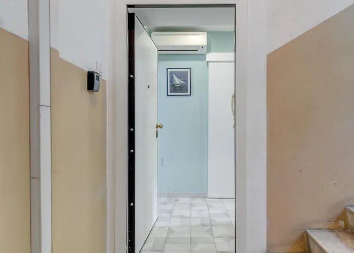 Apartment Lady, Cute In Quiet Area Split